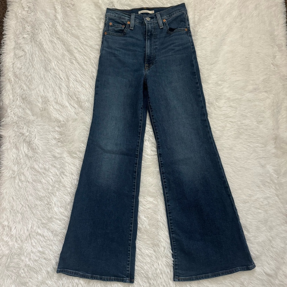 EUC Levi’s Ribcage Bell High Waisted Jeans!